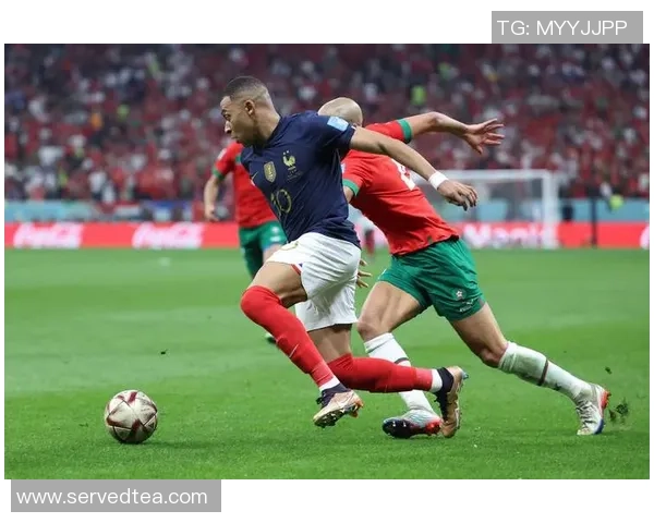 走进绿茵偶像衣橱揭秘足球球星私服穿搭与独特时尚风采 走进绿茵偶像衣橱揭秘足球球星私服穿搭与独特时尚风采