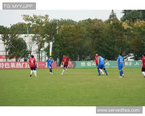 球星化装踢足球趣味比赛引爆全场观众热情欢笑不断 球星化装踢足球趣味比赛引爆全场观众热情欢笑不断