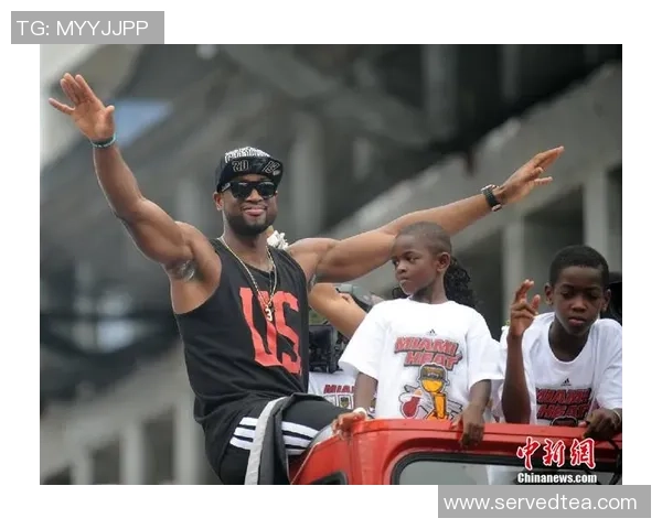 足球巨星入场前的光辉时刻球迷热情高涨全场期待盛大揭幕 足球巨星入场前的光辉时刻球迷热情高涨全场期待盛大揭幕