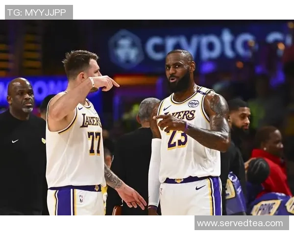 足球球星公开批评詹姆斯表现引发热议 揭示运动员间的激烈竞争与挑战